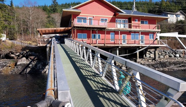 Alaskan Fishing package, water front 3 bedroom apt, Car and fishing boat