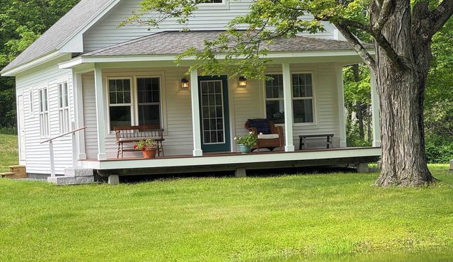 All New 1-bedroom cottage on a private pond in Woodstock with WiFi, AC