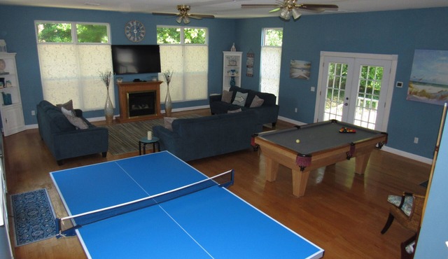 ALL SEASON FUN! Open Layout~XL Rec rm~Tennis/Pool tbs~Hot Tub~Fire Pit~Grill~FPs