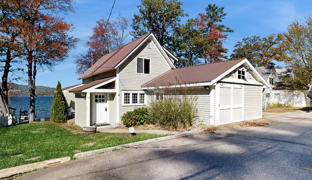 All season lakefront: private dock, yard & deck; near hiking & mtn biking trails