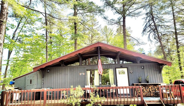 All season vacation rental steps to Moores pond. Great for family sun and fun