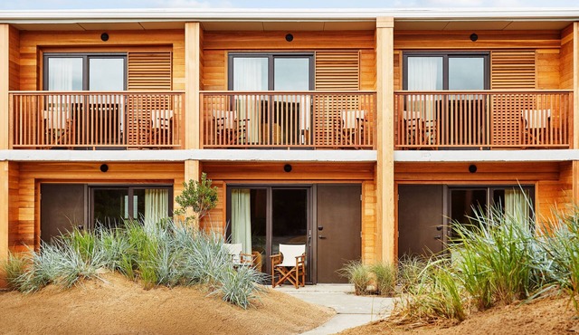 Always a Great Idea To Unwind! 2 Beachfront Units, Free Breakfast, Outdoor Pool!