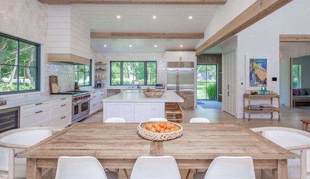 Amagansset Oasis-walking distance to beach, bay and town.