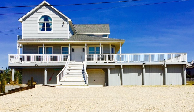 AMAZING DUNE RD WESTHAMPTON BEACH HOME STEPS TO THE BEACH GREAT RATINGS !