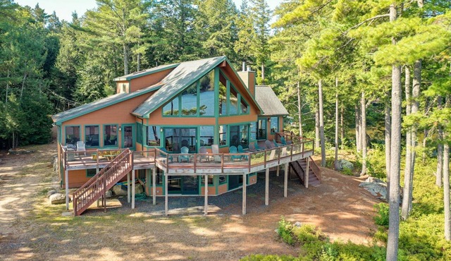 Amazing Moultonborough retreat sleeps 14 and accommodates a 24 foot boat