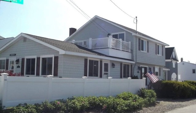 Amazing Ocean Deck Views! 5 bed, 2 bath house in Seabrook Beach w/WiFi, AC