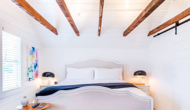 American Beech - Deluxe King Suite 14