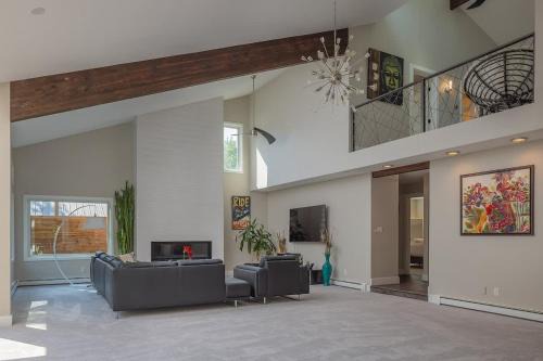 Anchorage Grand Home Downtown Villa