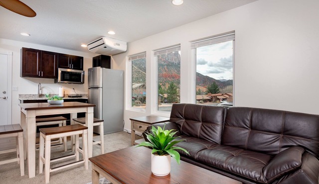 Apartment #3 GREAT LOCATION Zion National Park entrance as close as you can get!