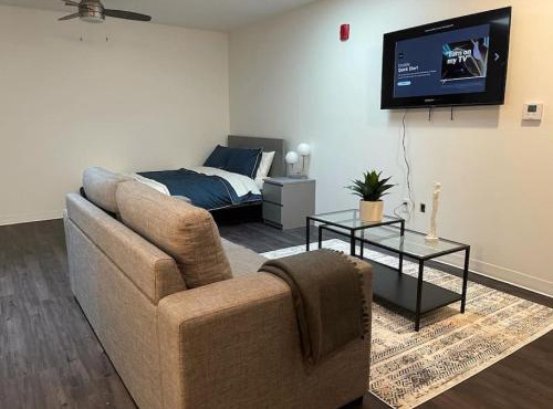 Apt 255 Cozy and Sleek Dwelling Min from Ft Leavenworth
