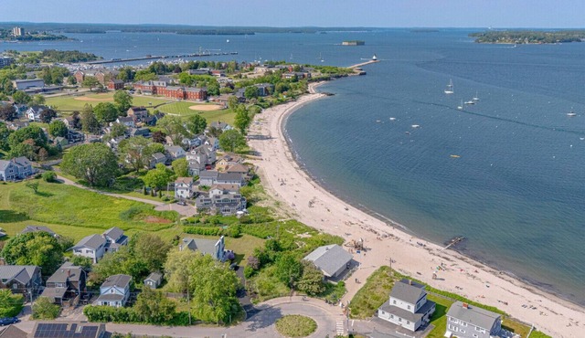 Arlie`s Digs! - One Block To Willard Beach!