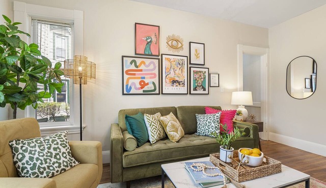 Artful Escape Minutes to Salem, Beach and Train to Boston Private Parking