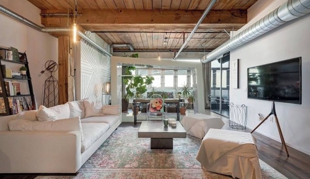 Arts District Pro Stay: Work. Unwind. Rooftop with pool, spa and gym. Parking