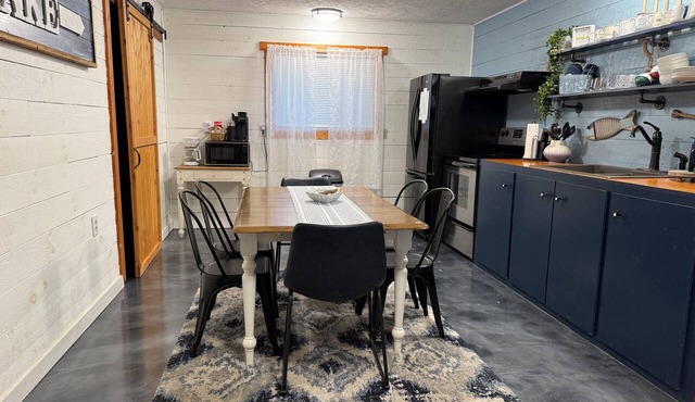Atwood Lake family home. Pet friendly!