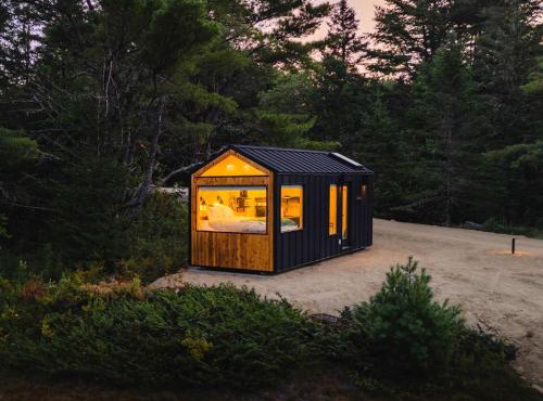 Aurora Nook-Cabin with Shower & Queen Bed