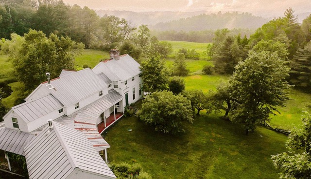Authentic Award winning Farm house with Hot Tub and Sauna