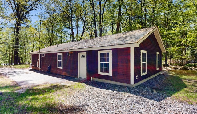 Authentic lake house near community beach, hikes, and ski resorts