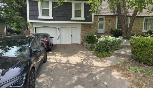 Awesome 1-bedroom apartment in nice Overland Park neighborhood with EV Charging