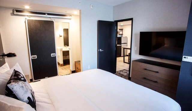 Backstage vibe- Lancaster charm -King Room w/Kitchenette & Separate Seating Area in Lititz