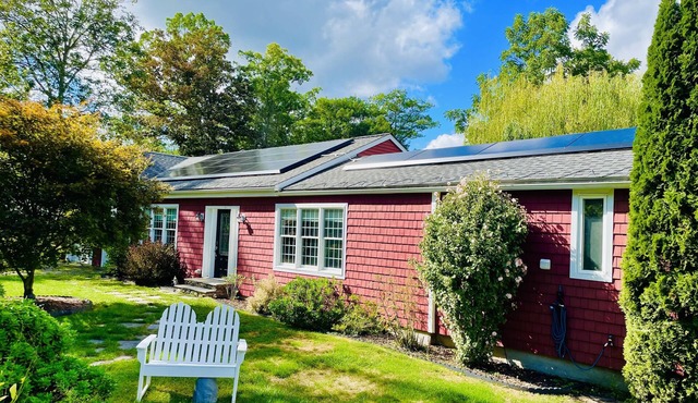Bantam Lake Cottage - 4 min walk to lake/shared beach, 6 Kayaks, 2 SUP, fire pit