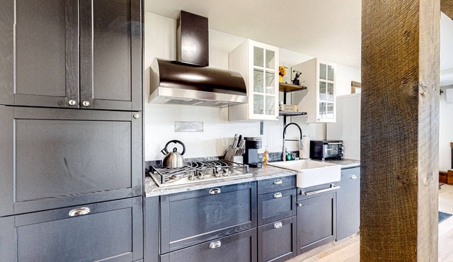 Barnhouse suite with shared hot tub & private W/D - near year-round recreation