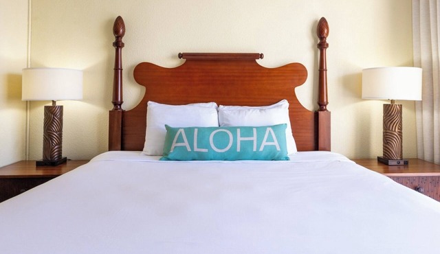 Basic Comfort at a Budget Price! Outdoor Pool, Walk to Beach, Sundeck!