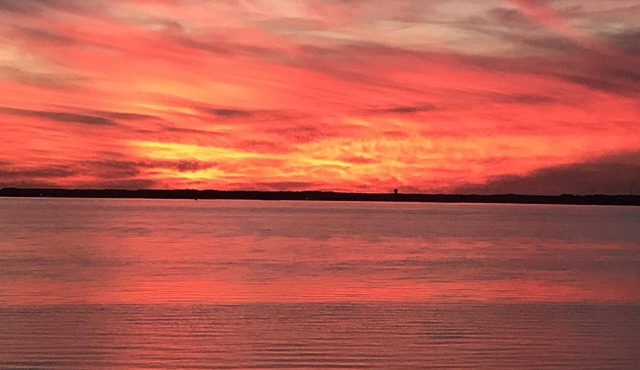 BAY FRONT - Beautiful Sunsets - Walking distance to Beach, Shops, Eateries.