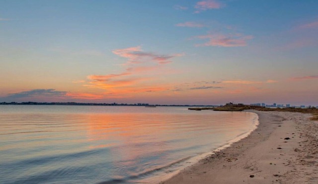 Bayside luxury home! Pools, jacuzzi playground Bay view restaurant, golf course!
