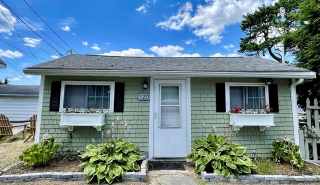 Bayside studio cottage on Buttermilk Bay, steps to the private sandy beach.