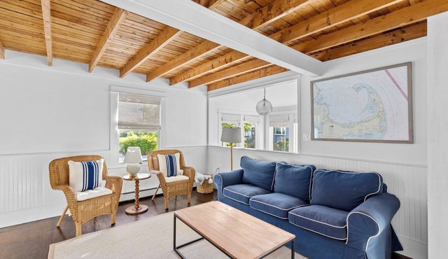 Beach Cottage in Scituate with Hot Tub! 6-minute walk to Egypt Beach.