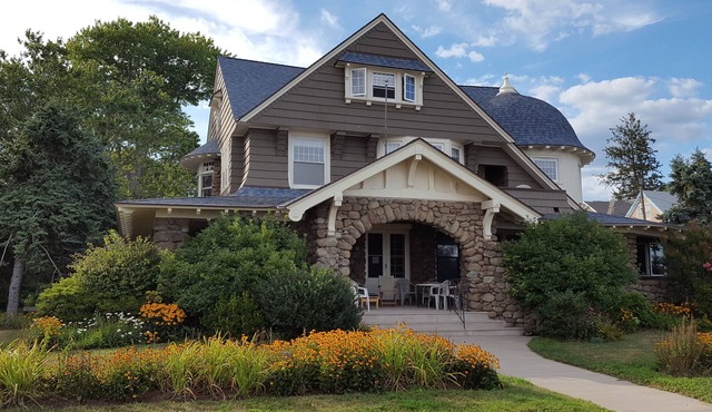 Beach Front Arts & Crafts House With Gorgeous Views Of The Sound