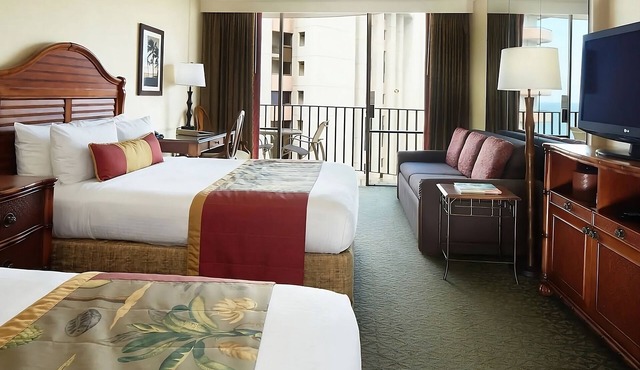 Beach Getaway! Relax on Waikiki Beach, 3 Amazing Units, Restaurant