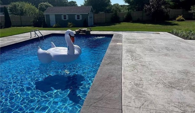 Beach house, inground pool, hot tub, Large backyard,1.5 Miles from Misquamicut