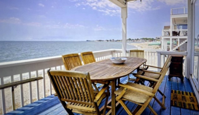 Beachfront 3-bedroom vacation home just 14 minutes from Yale University