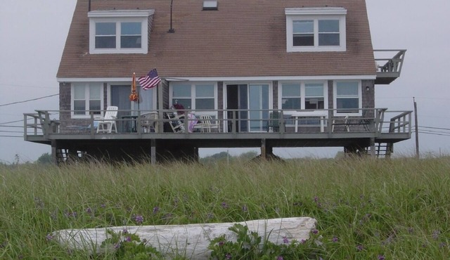 Beachfront 6-bedroom cottage, Step right onto the beach! 30 min. to Newport.