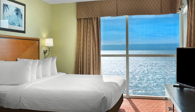 Beachfront Bliss w/Balcony, Pools&Gym access | 0.1 mi to Myrtle Beach Boardwalk
