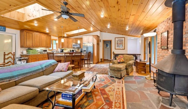 Beachfront Cabin - Kayaks - Deck - Community Amenities!