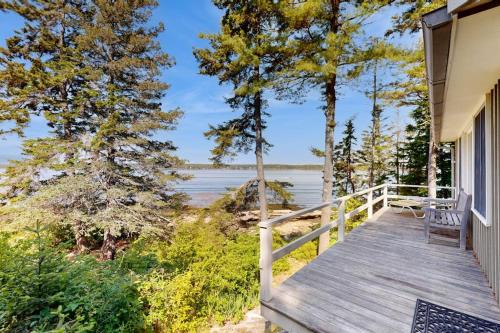 Beachfront Delight with detached guesthouse, private beach access, Dog-friendly