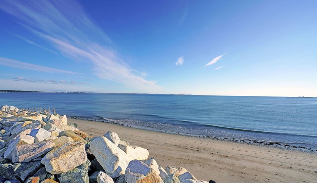 Beachfront Family Retreat Cottage and Carriage House
