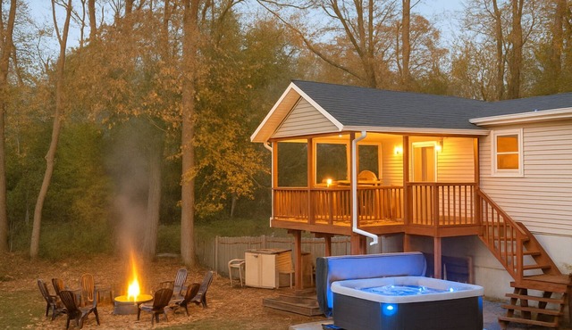 Beacon,Hudson Valley, 4bedroom 2bath, Sleeps 7, Pool, Hot Tub, Wifi,1.5m to town