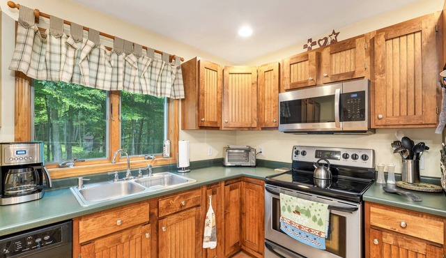 Bears Den: Lake Deck, Swingset, Firepit, BBQ, Swingset, Fast WiFi, Hike Bike Climb
