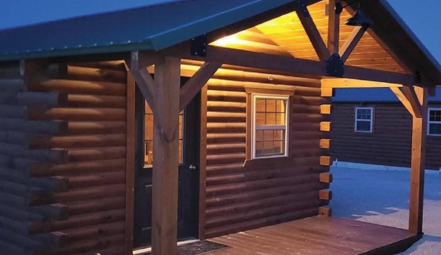 Beautiful 1-bedroom Cabin #3 with AC overlooking swim pond