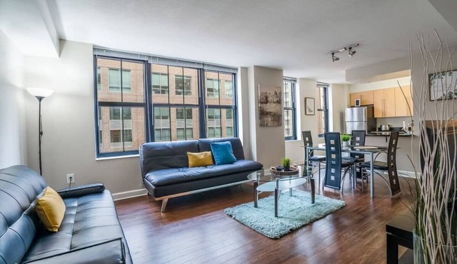 Beautiful 2 Bedroom Fully Furnished Apartment on Harborfront