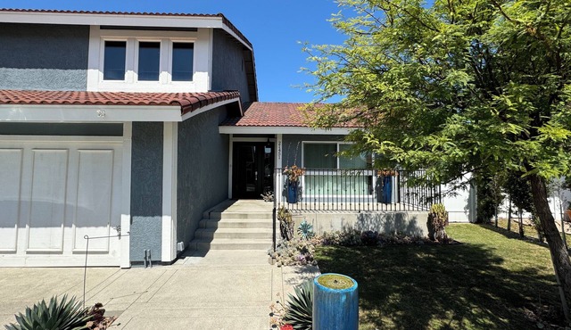 Beautiful 3-bedroom home in peaceful Lake Forest. Close to So. Ca. Attractions.