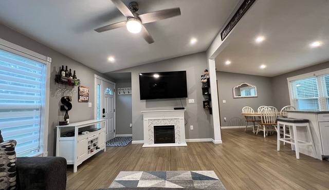Beautiful 3 BR Full House w/King Bed & Pool Table on Dead End 5 min from town!