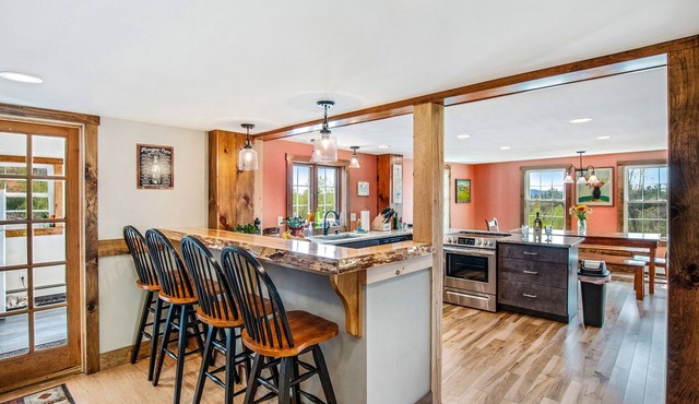 Beautiful 4 bedroom-sleeps 9 near MT & Lake Sunapee-5 miles to Sunapee with view