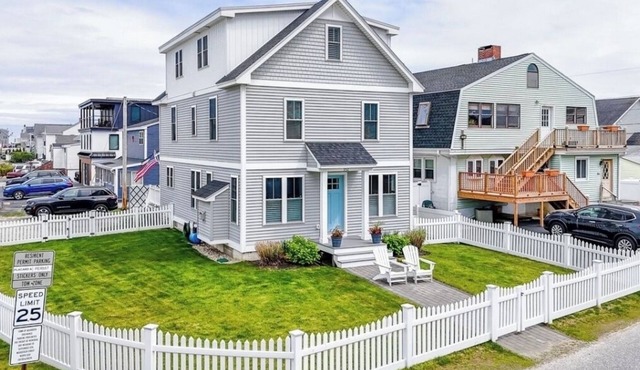 Beautiful 5-bedroom house Steps to Seabrook beach!