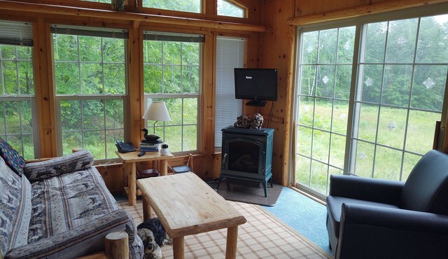 Beautiful Cabin Next To Hiking and Snowmobile Trails And Forest Reserve