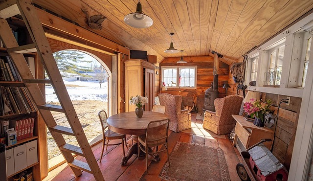 Beautiful country cabin with hot tub and outdoor shower in Londonderry