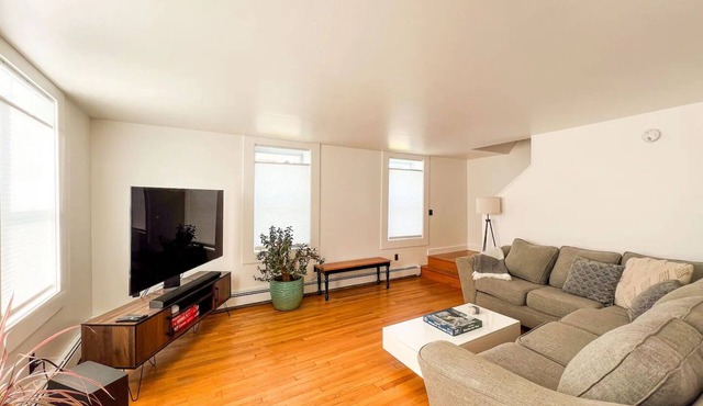 Beautiful Downtown 3 Bedroom 1 & 1/2 Bath/High Speed Internet/Cable/Desk